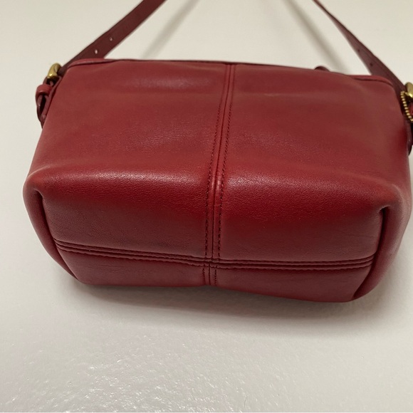 Elegant Red Leather Shoulder Bag - Picture 4 of 11